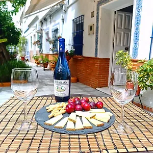 Tipico Y Pintoresco Patio De Vecinos, Con Encanto Sevilla